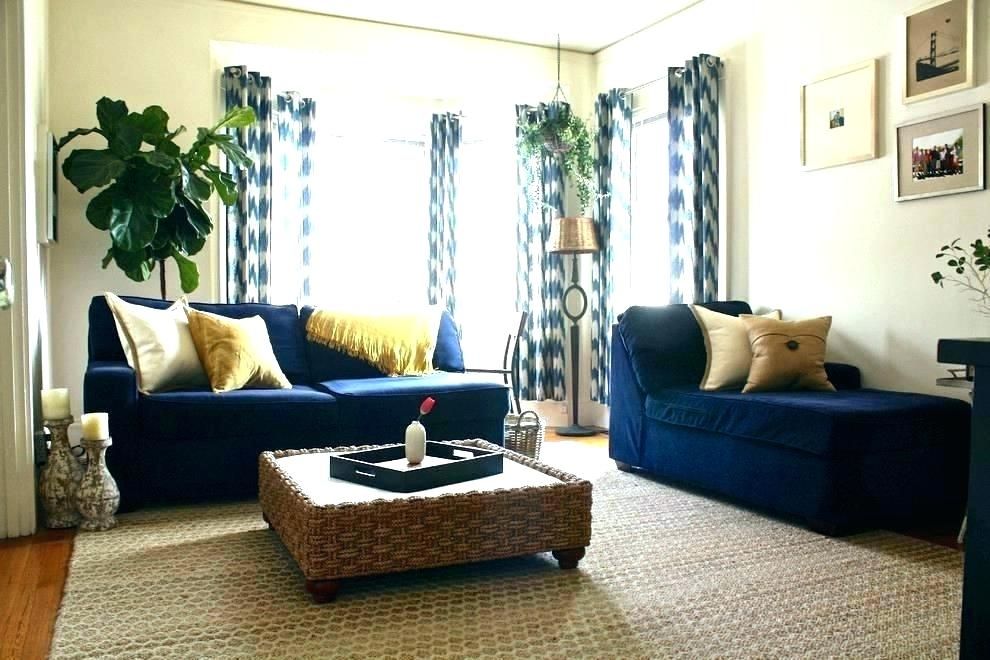 Интерьер с синим диваном в гостиной фото
