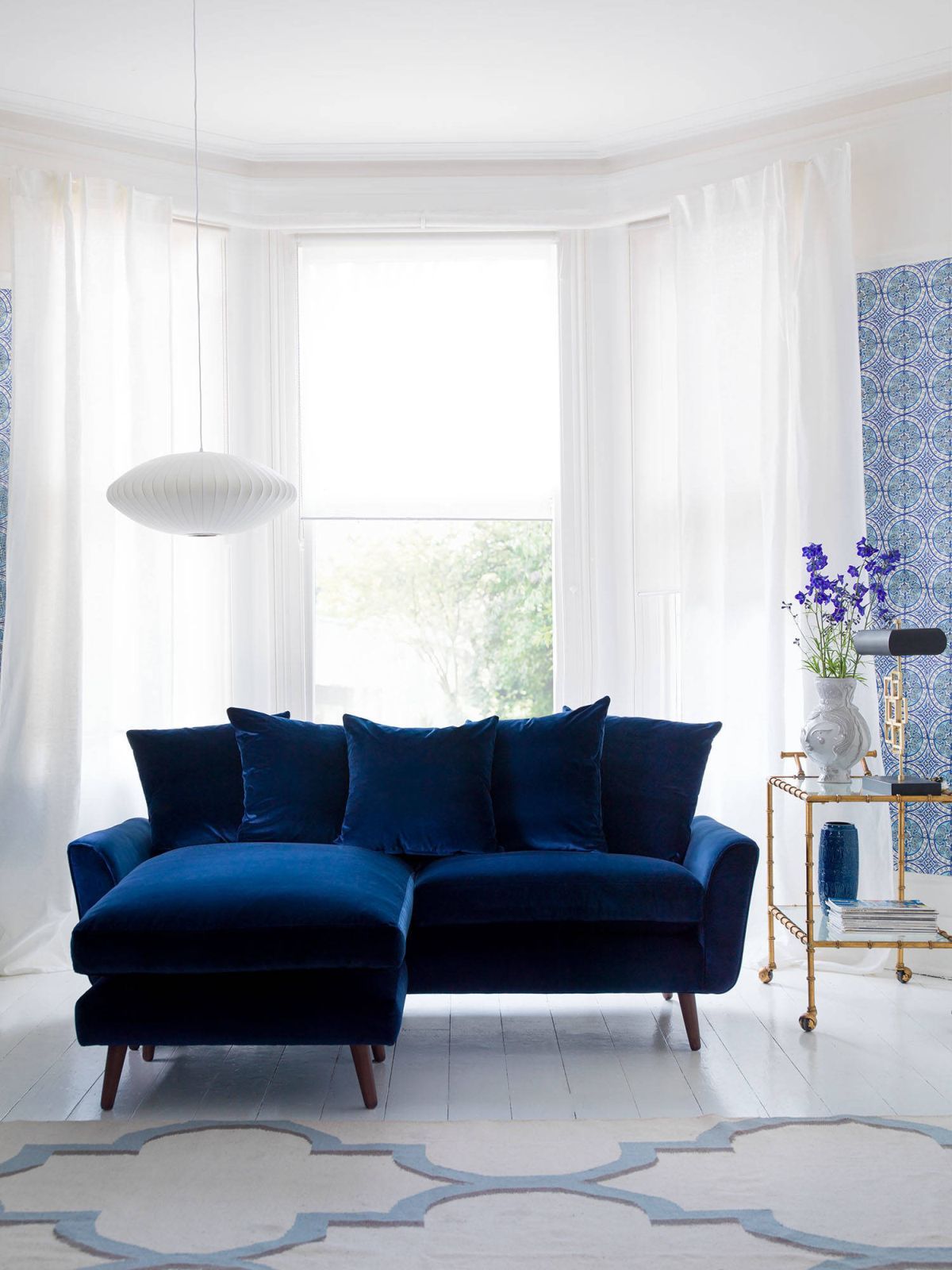 синий диван в интерьере комнаты