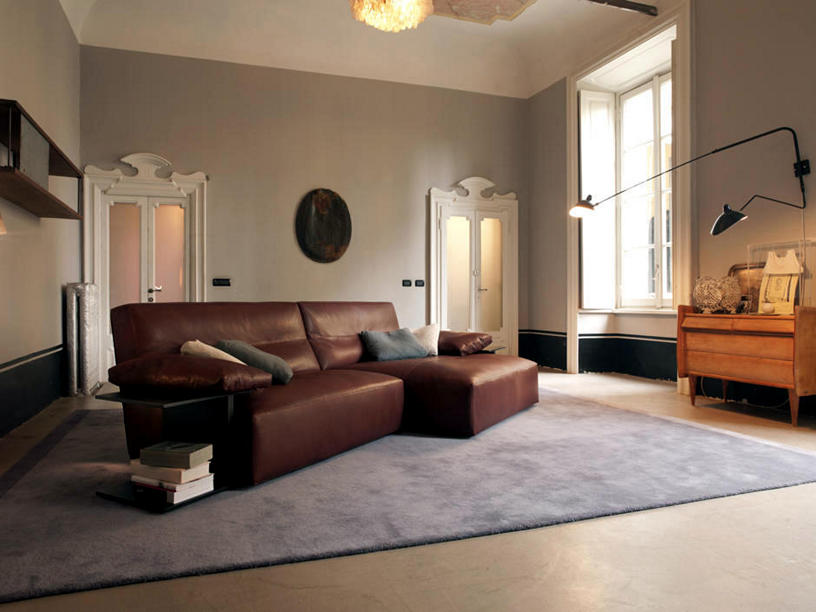 Дизайн с коричневым диваном